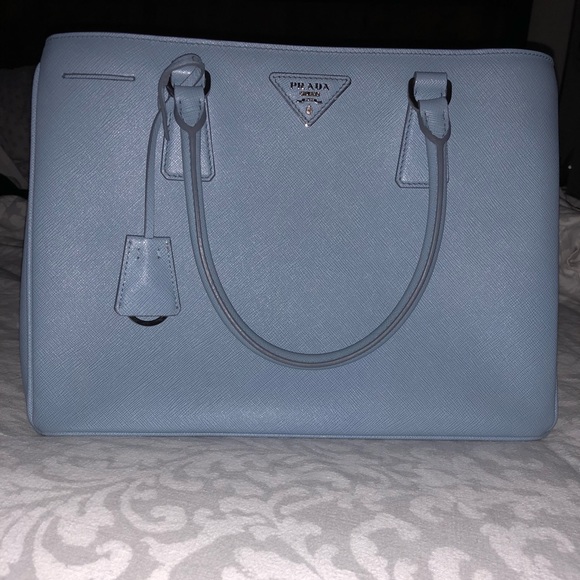 A beauitiful PRADA Handbag (SAFFIANO) - Picture 1 of 3